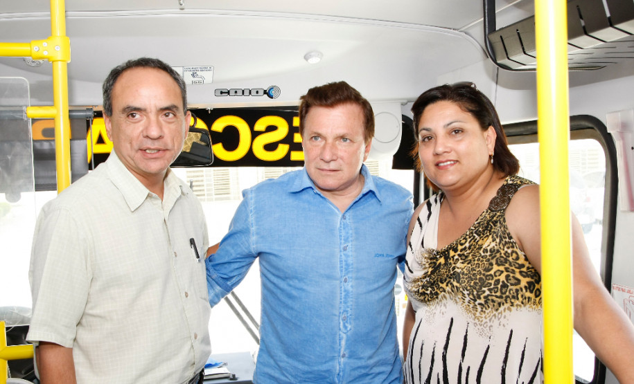 A prefeita de Guaraqueçaba, Lilian Ramos Narloch, recebe a chave de três ônibus escolares na SEED. 31-01-14.