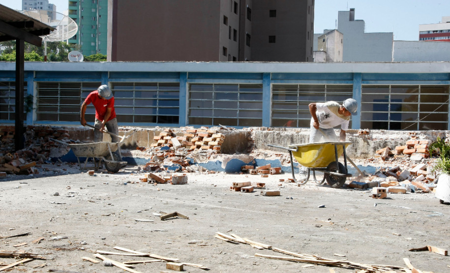 Mais de 100 escolas da rede estadual de ensino começaram o ano com obras de reparos e melhorias. São obras no valor de até R$ 150 mil. Na foto, o Colégio Estadual Tiradentes, em Curitiba. 30-01-14.