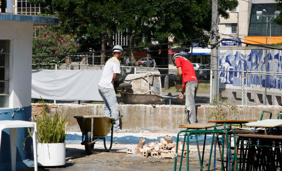 Mais de 100 escolas da rede estadual de ensino começaram o ano com obras de reparos e melhorias. São obras no valor de até R$ 150 mil. Na foto, o Colégio Estadual Tiradentes, em Curitiba. 30-01-14.
