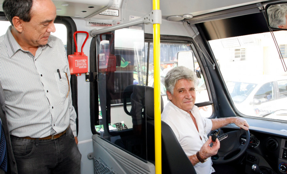 Prefeito de Telêmaco Borba recebe ônibus na SEED. 05-02-14.