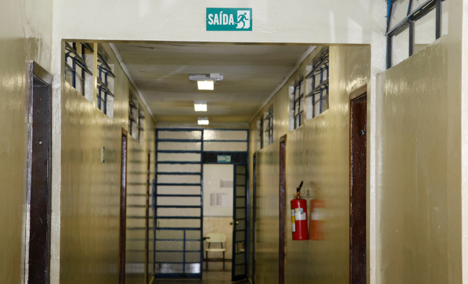 Mais de 1 milhão de alunos da rede estadual de educação começam o ano letivo nesta segunda-feira (10) sabendo que estarão mais seguros dentro das escolas, ao longo de todo o ano. As escolas estaduais do Paraná receberam novos extintores e novas iluminações de emergência, dentro do Programa Brigada Escolar.