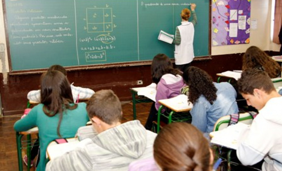 O prazo para entrega do formulário preenchido do pedido de licença especial vai até a próxima segunda-feira (10). Os profissionais da rede estadual de educação interessados devem entregar a documentação em seus Núcleos Regionais de Educação.