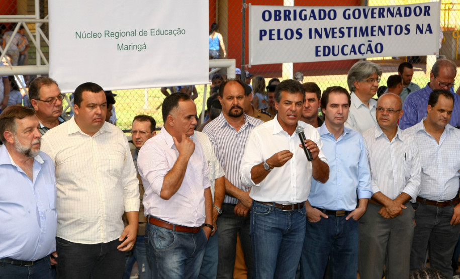 “A Educação é um instrumento de emancipação humana e social e de construção da cidadania da pessoa”, afirmou o governador Beto Richa ao inaugurar, nesta segunda-feira (10), o Colégio Estadual Jardim Universitário, de Sarandi, no Noroeste do Paraná. O ato, com a presença do vice-governador e secretário da Educação, Flávio Arns, marcou a abertura do ano letivo de 2014 para 1,3 milhão de estudantes da rede estadual de ensino em todo o Paraná.