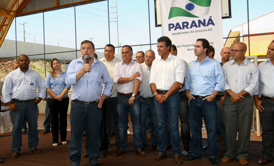 “A Educação é um instrumento de emancipação humana e social e de construção da cidadania da pessoa”, afirmou o governador Beto Richa ao inaugurar, nesta segunda-feira (10), o Colégio Estadual Jardim Universitário, de Sarandi, no Noroeste do Paraná. O ato, com a presença do vice-governador e secretário da Educação, Flávio Arns, marcou a abertura do ano letivo de 2014 para 1,3 milhão de estudantes da rede estadual de ensino em todo o Paraná.