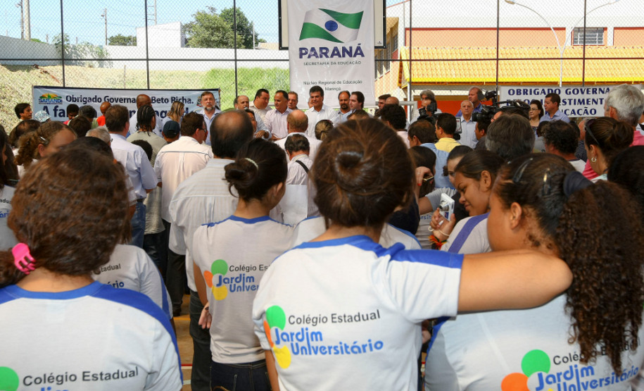 “A Educação é um instrumento de emancipação humana e social e de construção da cidadania da pessoa”, afirmou o governador Beto Richa ao inaugurar, nesta segunda-feira (10), o Colégio Estadual Jardim Universitário, de Sarandi, no Noroeste do Paraná. O ato, com a presença do vice-governador e secretário da Educação, Flávio Arns, marcou a abertura do ano letivo de 2014 para 1,3 milhão de estudantes da rede estadual de ensino em todo o Paraná.