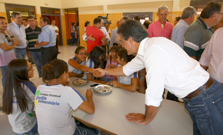 “A Educação é um instrumento de emancipação humana e social e de construção da cidadania da pessoa”, afirmou o governador Beto Richa ao inaugurar, nesta segunda-feira (10), o Colégio Estadual Jardim Universitário, de Sarandi, no Noroeste do Paraná. O ato, com a presença do vice-governador e secretário da Educação, Flávio Arns, marcou a abertura do ano letivo de 2014 para 1,3 milhão de estudantes da rede estadual de ensino em todo o Paraná.