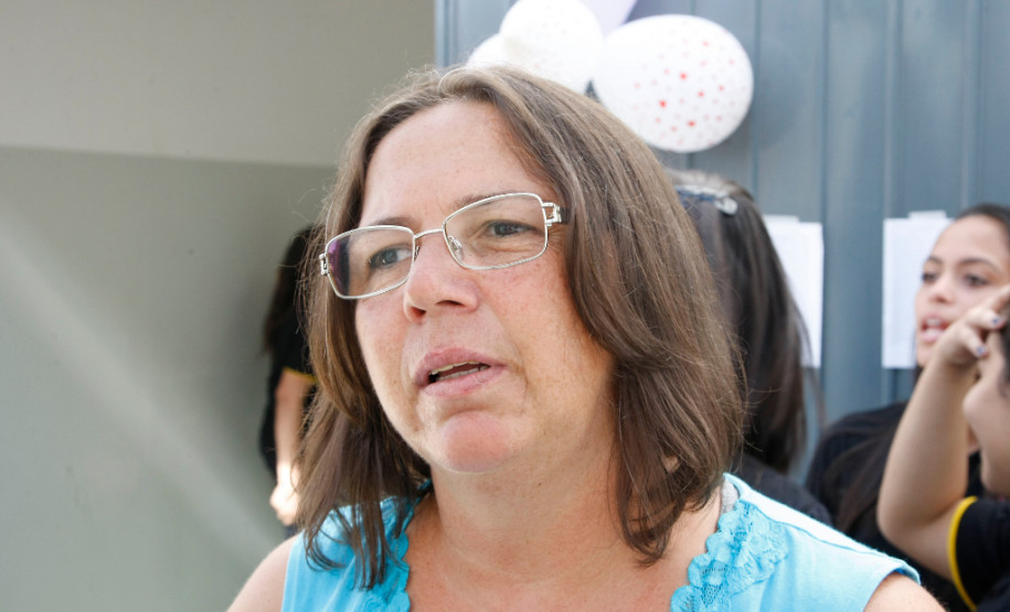 O número de salas passará de 15 para 20, e a área de cada uma aumentará de 38 para 56 metros quadrados, com capacidade para atender até dois mil alunos nos três turnos. “A expectativa de toda escola é muito grande. Quando o prédio estiver concluído teremos espaços adequados para realizarmos o nosso trabalho”, disse a professora de Educação Física, Elizabete Furhmamm. 10-02-14.