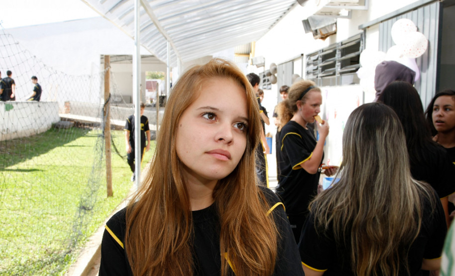 O Colégio Estadual Yvone Pimentel é referência em Curitiba pela qualidade de ensino. Foi o que chamou a atenção da aluna Kamila Kainá Soares Ribeiro, do 2° ano do ensino médio, que mudou para a escola há um ano. “Toda vez que olhamos para o prédio ficamos ansiosos para poder estudar nas salas novas. É uma grande vitória para todos porque o colégio já conta com professores muito bons e quando estiver com o prédio novo estará completo”, comemora a Kamila. 10-02-14.