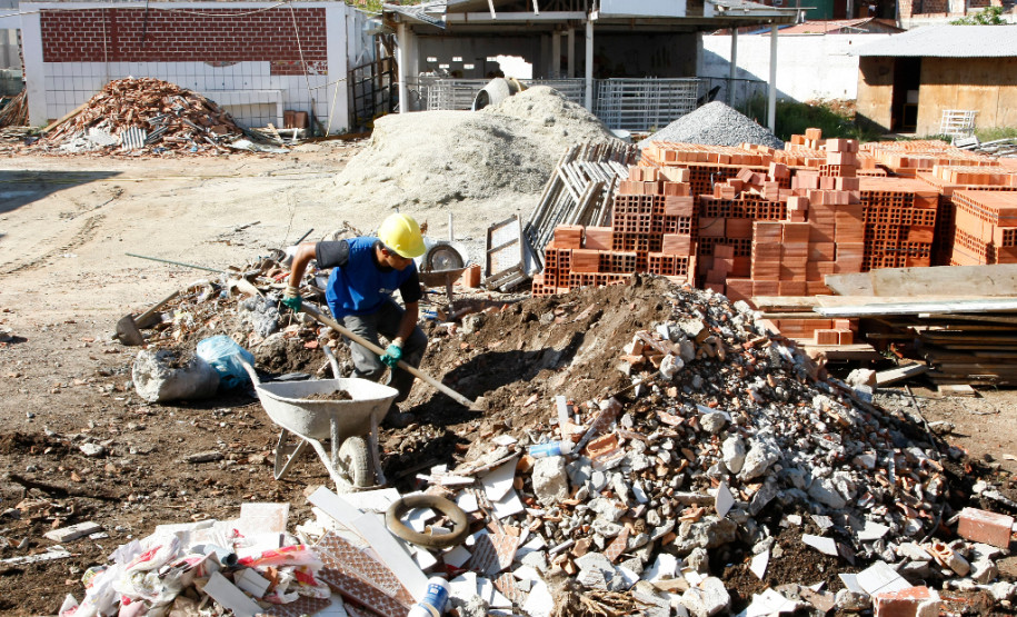 Volta às aulas no Colégio Estadual Yvone Pimentel em Curitiba. 10-02-14.