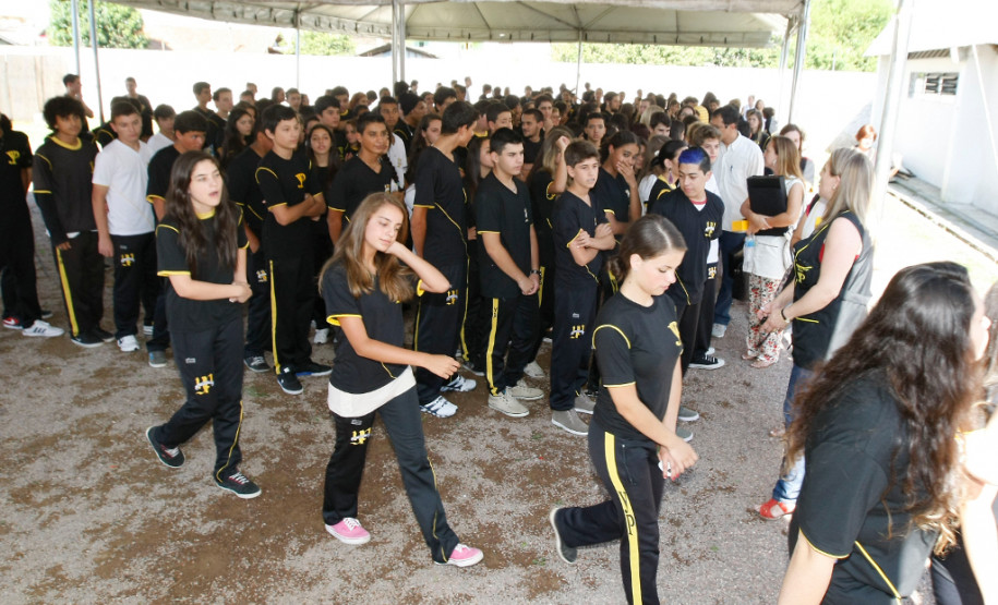 Volta às aulas no Colégio Estadual Yvone Pimentel em Curitiba. 10-02-14.