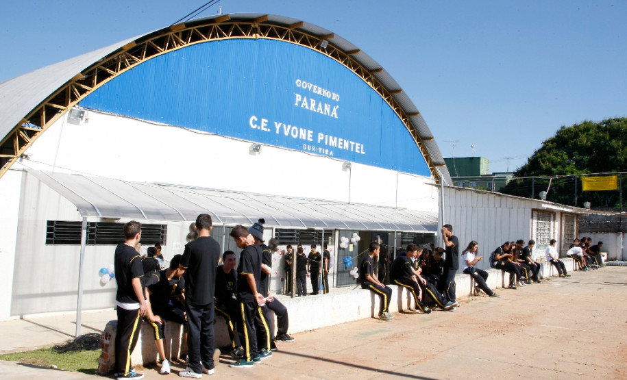 Volta às aulas no Colégio Estadual Yvone Pimentel em Curitiba. 10-02-14.