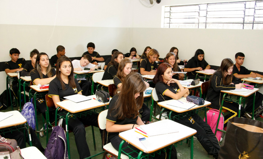 Volta às aulas no Colégio Estadual Yvone Pimentel em Curitiba. 10-02-14.