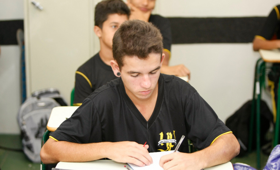 Volta às aulas no Colégio Estadual Yvone Pimentel em Curitiba. 10-02-14.