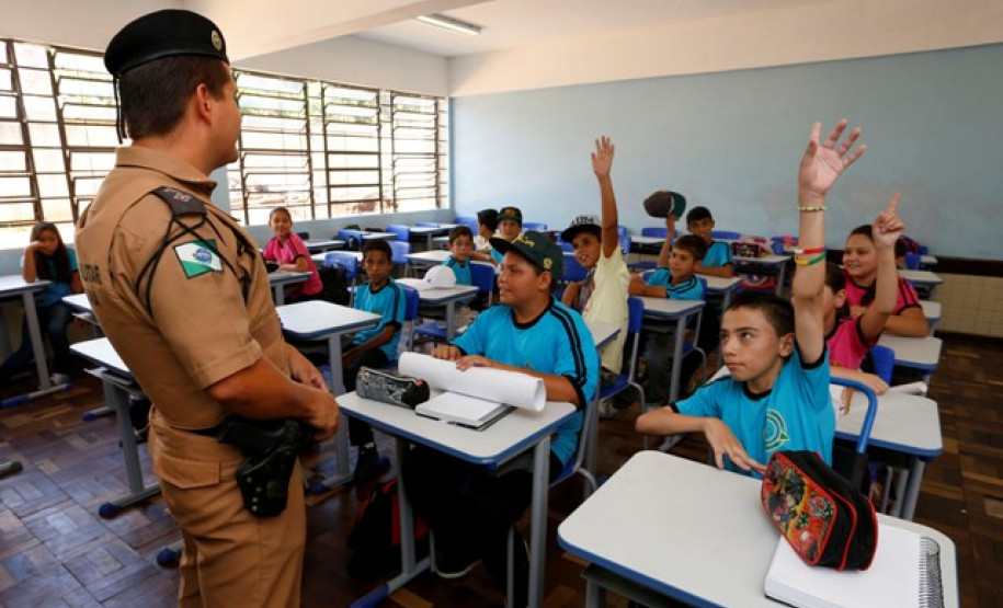 Em Curitiba, o Colégio Estadual Desembargador Guilherme Maranhão recebeu policiais da Patrulha Escolar. O Batalhão atua em estreita parceria com as escolas para desenvolver ações previstas na legislação na área da segurança pública, voltadas principalmente à prevenção.