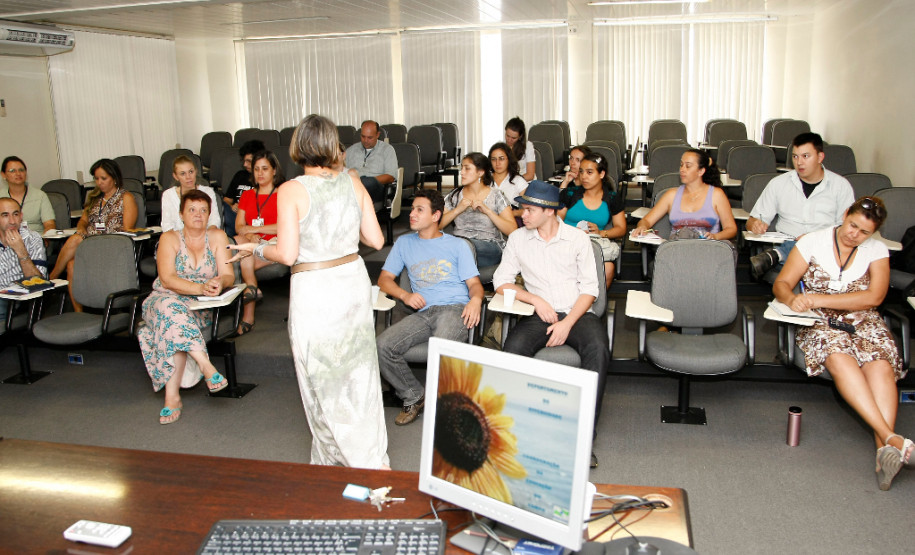 Estudantes de Licenciatura Interdisciplinar em Educação no Campo se reuniram com a Coordenação de Educação Escolar do Campo da Secretaria. 11-02-14.