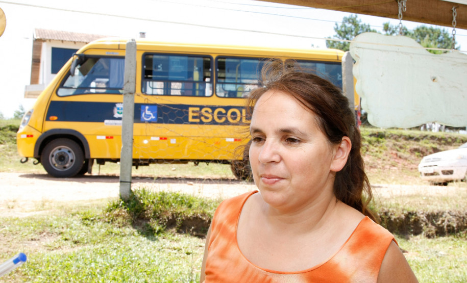 APAE de Campina Grande do Sul recebe ônibus adaptado, na foto Silerne Aparecida Faria. 11-02-14.