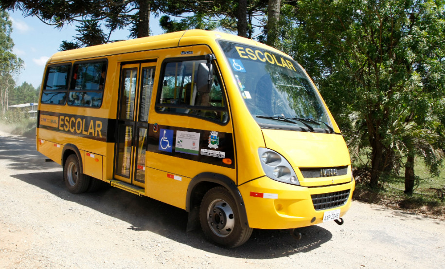 APAE de Campina Grande do Sul recebe ônibus adaptado. 11-02-14.