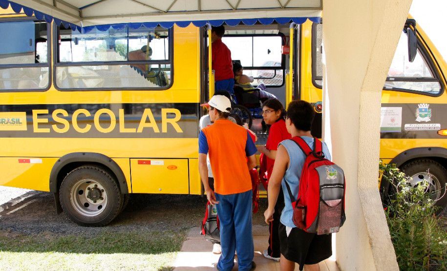APAE de Campina Grande do Sul recebe ônibus adaptado. 11-02-14.