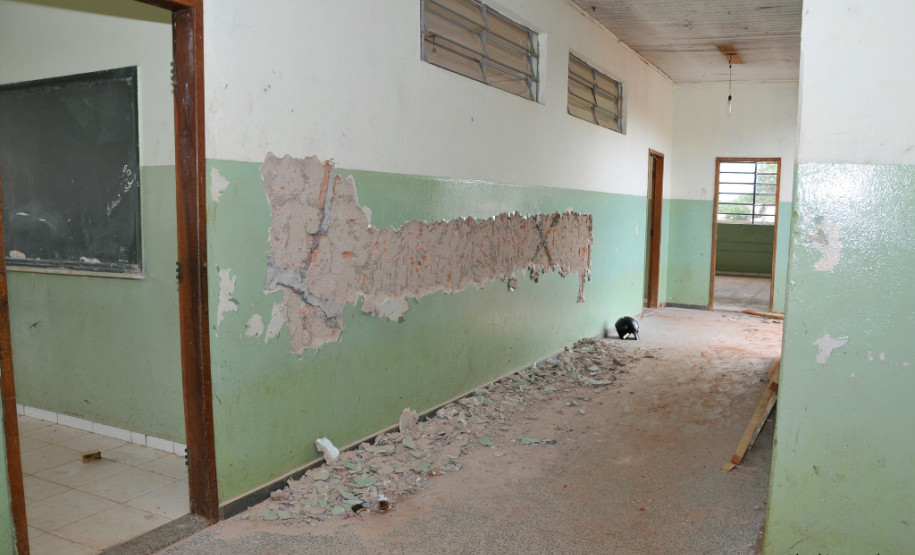 Os longos anos de espera dos alunos e professores da Escola Estadual Humberto Alencar Castelo Branco, no município de Guairaçá, no Noroeste, chegaram ao fim. Na próxima semana começam as obras de revitalização e ampliação da escola, que atenderá 840 alunos, o dobro da capacidade atual.