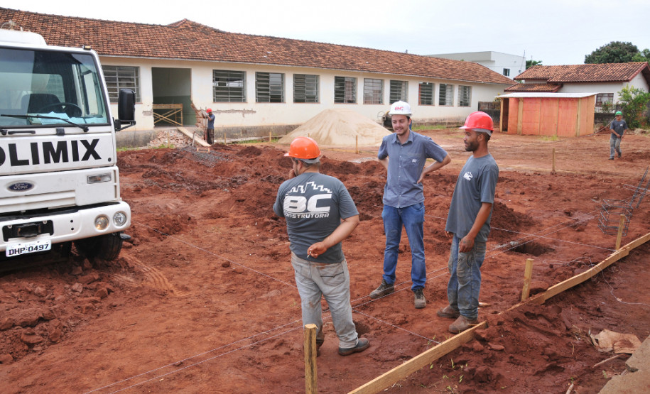 Os longos anos de espera dos alunos e professores da Escola Estadual Humberto Alencar Castelo Branco, no município de Guairaçá, no Noroeste, chegaram ao fim. Na próxima semana começam as obras de revitalização e ampliação da escola, que atenderá 840 alunos, o dobro da capacidade atual.