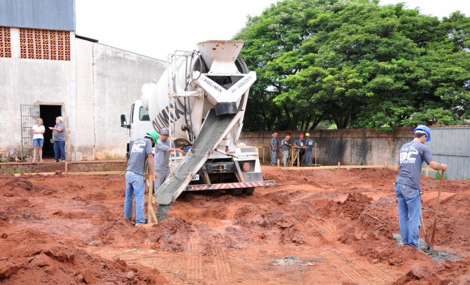 Os longos anos de espera dos alunos e professores da Escola Estadual Humberto Alencar Castelo Branco, no município de Guairaçá, no Noroeste, chegaram ao fim. Na próxima semana começam as obras de revitalização e ampliação da escola, que atenderá 840 alunos, o dobro da capacidade atual.