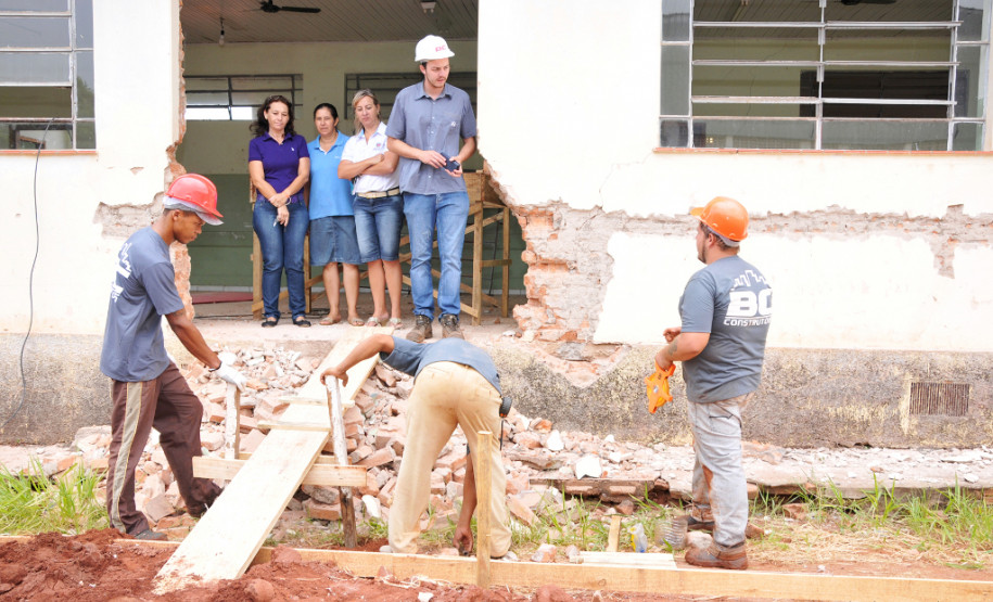 Os longos anos de espera dos alunos e professores da Escola Estadual Humberto Alencar Castelo Branco, no município de Guairaçá, no Noroeste, chegaram ao fim. Na próxima semana começam as obras de revitalização e ampliação da escola, que atenderá 840 alunos, o dobro da capacidade atual.