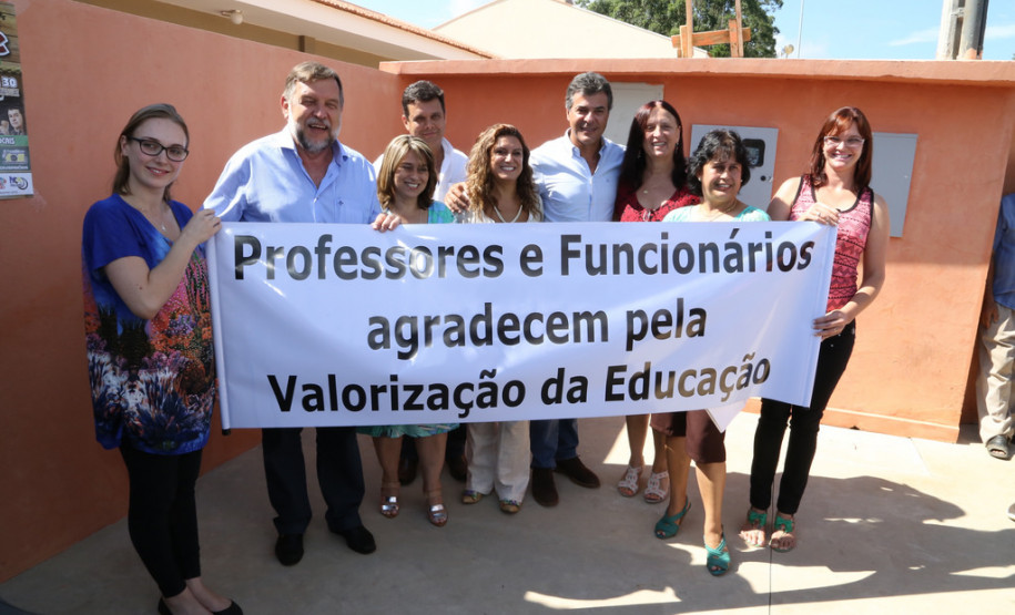 O governador Beto Richa, junto com o vice-governador e secretário estadual da Educação, Flávio Arns, entregou nesta quinta-feira (13) o novo prédio do Colégio Estadual Albano Martins, na comunidade de Pinhal Preto, em Reserva, região Central do Estado.<br/>
<br />
Veja mais fotos em: <a href="http://www.flickr.com/photos/flavioarns/sets/72157640951268313/" target="_blank">http://www.flickr.com/photos/flavioarns/</a>