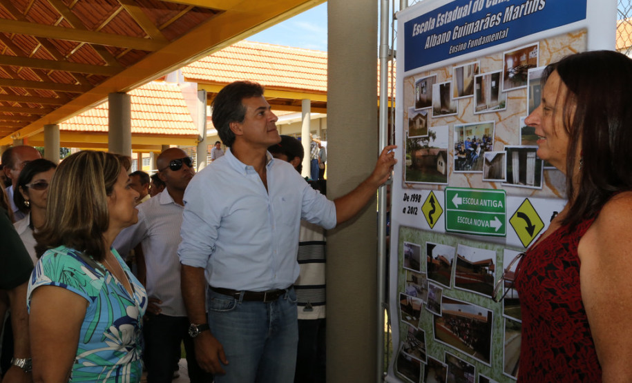 O governador Beto Richa, junto com o vice-governador e secretário estadual da Educação, Flávio Arns, entregou nesta quinta-feira (13) o novo prédio do Colégio Estadual Albano Martins, na comunidade de Pinhal Preto, em Reserva, região Central do Estado.<br/>
<br />
Veja mais fotos em: <a href="http://www.flickr.com/photos/flavioarns/sets/72157640951268313/" target="_blank">http://www.flickr.com/photos/flavioarns/</a>