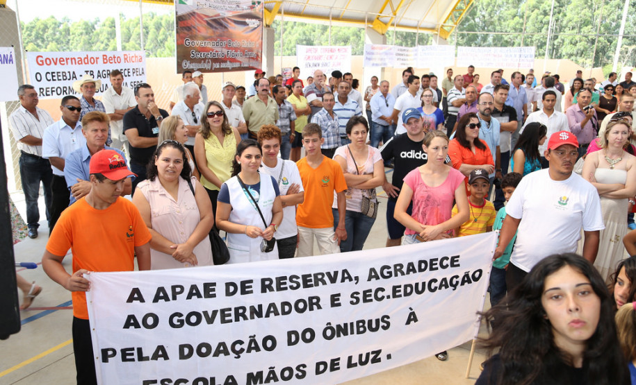 O governador Beto Richa, junto com o vice-governador e secretário estadual da Educação, Flávio Arns, entregou nesta quinta-feira (13) o novo prédio do Colégio Estadual Albano Martins, na comunidade de Pinhal Preto, em Reserva, região Central do Estado.<br/>
<br />
Veja mais fotos em: <a href="http://www.flickr.com/photos/flavioarns/sets/72157640951268313/" target="_blank">http://www.flickr.com/photos/flavioarns/</a>
