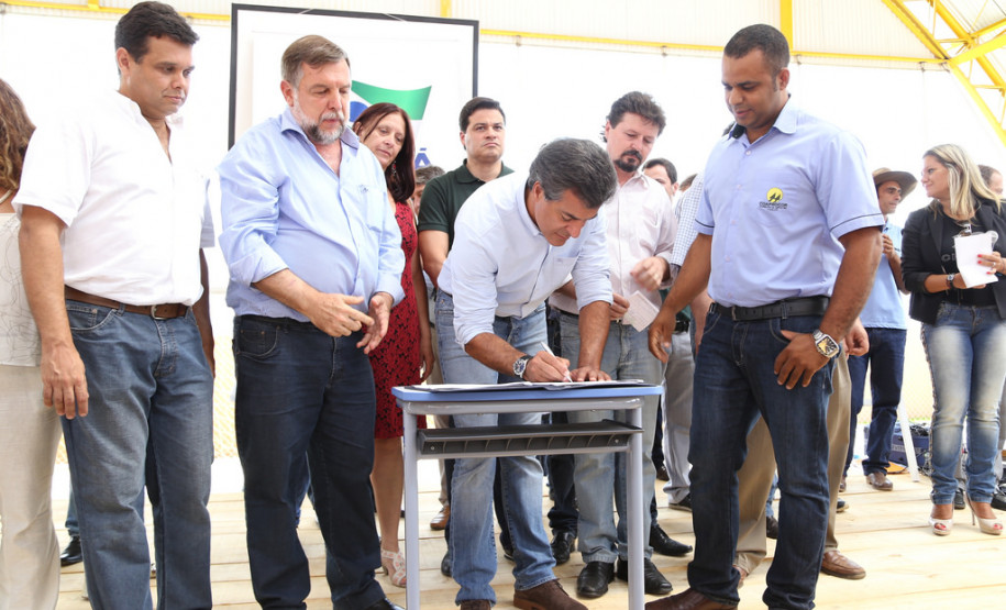 O governador Beto Richa, junto com o vice-governador e secretário estadual da Educação, Flávio Arns, entregou nesta quinta-feira (13) o novo prédio do Colégio Estadual Albano Martins, na comunidade de Pinhal Preto, em Reserva, região Central do Estado.<br/>
<br />
Veja mais fotos em: <a href="http://www.flickr.com/photos/flavioarns/sets/72157640951268313/" target="_blank">http://www.flickr.com/photos/flavioarns/</a>