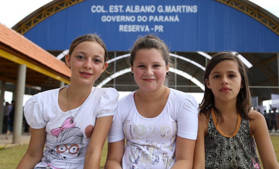 O governador Beto Richa, junto com o vice-governador e secretário estadual da Educação, Flávio Arns, entregou nesta quinta-feira (13) o novo prédio do Colégio Estadual Albano Martins, na comunidade de Pinhal Preto, em Reserva, região Central do Estado.<br/>
<br />
Veja mais fotos em: <a href="http://www.flickr.com/photos/flavioarns/sets/72157640951268313/" target="_blank">http://www.flickr.com/photos/flavioarns/</a>