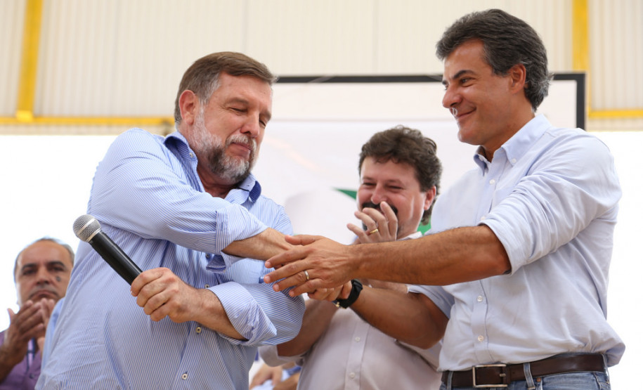 O governador Beto Richa, junto com o vice-governador e secretário estadual da Educação, Flávio Arns, entregou nesta quinta-feira (13) o novo prédio do Colégio Estadual Albano Martins, na comunidade de Pinhal Preto, em Reserva, região Central do Estado.<br/>
<br />
Veja mais fotos em: <a href="http://www.flickr.com/photos/flavioarns/sets/72157640951268313/" target="_blank">http://www.flickr.com/photos/flavioarns/</a>