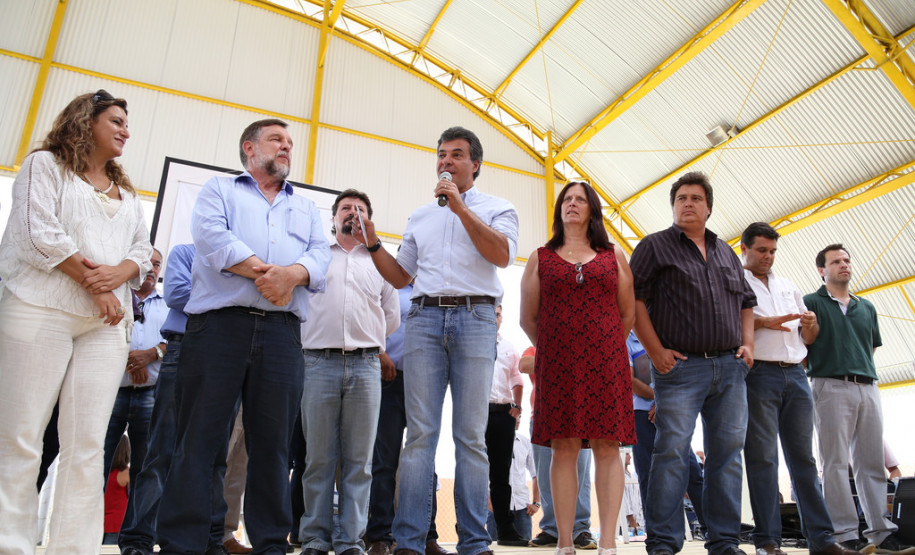 O governador Beto Richa, junto com o vice-governador e secretário estadual da Educação, Flávio Arns, entregou nesta quinta-feira (13) o novo prédio do Colégio Estadual Albano Martins, na comunidade de Pinhal Preto, em Reserva, região Central do Estado.<br/>
<br />
Veja mais fotos em: <a href="http://www.flickr.com/photos/flavioarns/sets/72157640951268313/" target="_blank">http://www.flickr.com/photos/flavioarns/</a>