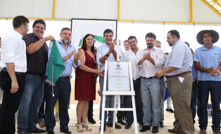 O governador Beto Richa, junto com o vice-governador e secretário estadual da Educação, Flávio Arns, entregou nesta quinta-feira (13) o novo prédio do Colégio Estadual Albano Martins, na comunidade de Pinhal Preto, em Reserva, região Central do Estado.<br/>
<br />
Veja mais fotos em: <a href="http://www.flickr.com/photos/flavioarns/sets/72157640951268313/" target="_blank">http://www.flickr.com/photos/flavioarns/</a>