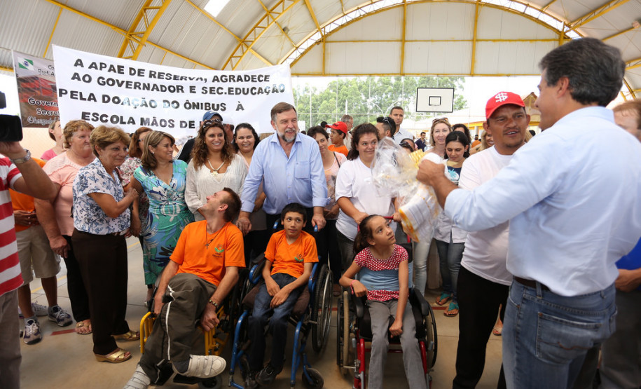 O governador Beto Richa, junto com o vice-governador e secretário estadual da Educação, Flávio Arns, entregou nesta quinta-feira (13) o novo prédio do Colégio Estadual Albano Martins, na comunidade de Pinhal Preto, em Reserva, região Central do Estado.<br/>
<br />
Veja mais fotos em: <a href="http://www.flickr.com/photos/flavioarns/sets/72157640951268313/" target="_blank">http://www.flickr.com/photos/flavioarns/</a>