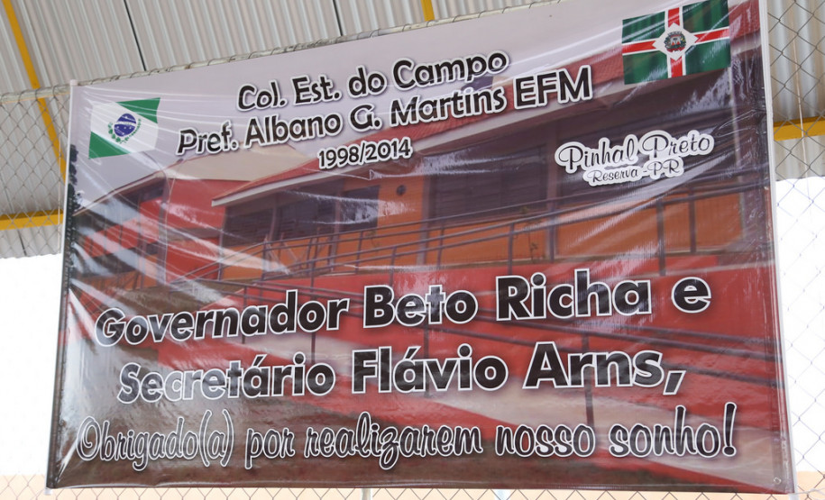 O governador Beto Richa, junto com o vice-governador e secretário estadual da Educação, Flávio Arns, entregou nesta quinta-feira (13) o novo prédio do Colégio Estadual Albano Martins, na comunidade de Pinhal Preto, em Reserva, região Central do Estado.<br/>
<br />
Veja mais fotos em: <a href="http://www.flickr.com/photos/flavioarns/sets/72157640951268313/" target="_blank">http://www.flickr.com/photos/flavioarns/</a>