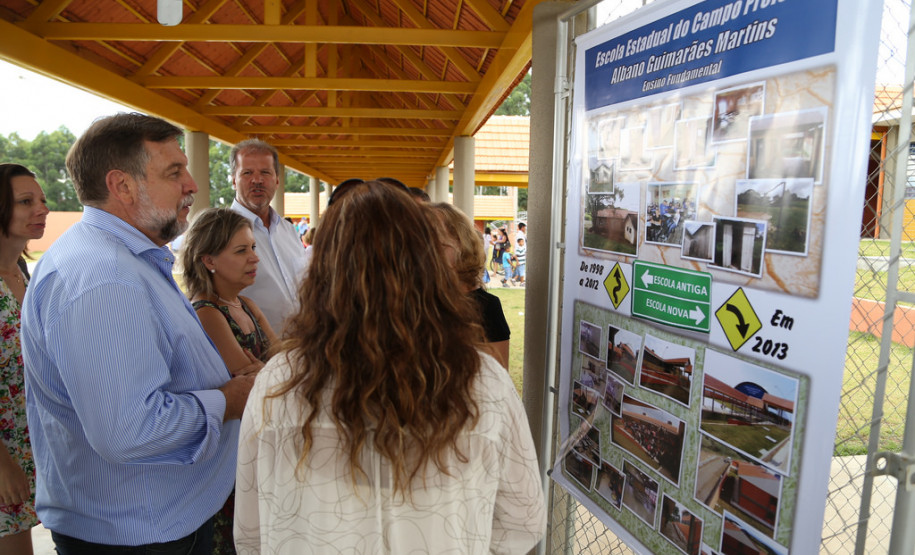 O governador Beto Richa, junto com o vice-governador e secretário estadual da Educação, Flávio Arns, entregou nesta quinta-feira (13) o novo prédio do Colégio Estadual Albano Martins, na comunidade de Pinhal Preto, em Reserva, região Central do Estado.<br/>
<br />
Veja mais fotos em: <a href="http://www.flickr.com/photos/flavioarns/sets/72157640951268313/" target="_blank">http://www.flickr.com/photos/flavioarns/</a>
