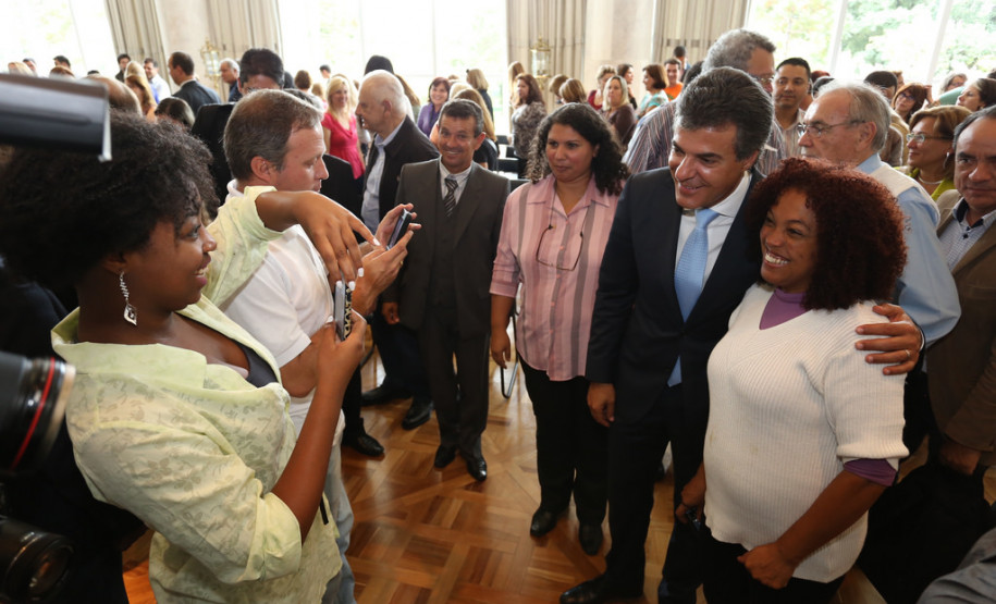 O governador Beto Richa concluiu nesta segunda-feira (17) a solução para o problema de 130 professores e pedagogos que se formaram pela Faculdade Vizinhança Vale do Iguaçu (Vizivali).<br />
<br />
Veja mais fotos em: <a href=" http://www.flickr.com/photos/flavioarns/sets/72157641118537393/" target="_blank"> http://www.flickr.com/photos/flavioarns/</a>