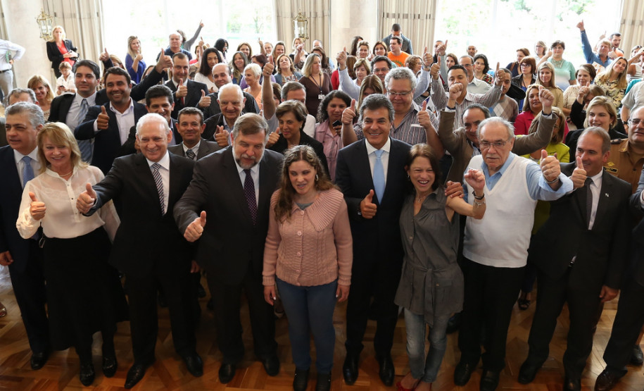 O governador Beto Richa concluiu nesta segunda-feira (17) a solução para o problema de 130 professores e pedagogos que se formaram pela Faculdade Vizinhança Vale do Iguaçu (Vizivali).<br />
<br />
Veja mais fotos em: <a href=" http://www.flickr.com/photos/flavioarns/sets/72157641118537393/" target="_blank"> http://www.flickr.com/photos/flavioarns/</a>
