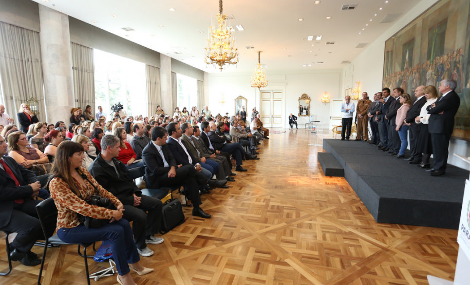 O governador Beto Richa concluiu nesta segunda-feira (17) a solução para o problema de 130 professores e pedagogos que se formaram pela Faculdade Vizinhança Vale do Iguaçu (Vizivali).<br />
<br />
Veja mais fotos em: <a href=" http://www.flickr.com/photos/flavioarns/sets/72157641118537393/" target="_blank"> http://www.flickr.com/photos/flavioarns/</a>