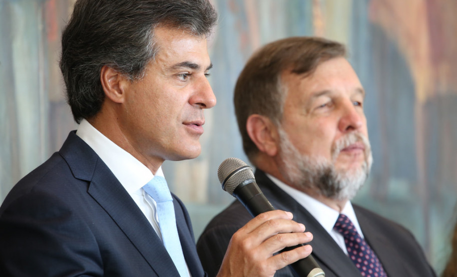 O governador Beto Richa concluiu nesta segunda-feira (17) a solução para o problema de 130 professores e pedagogos que se formaram pela Faculdade Vizinhança Vale do Iguaçu (Vizivali).<br />
<br />
Veja mais fotos em: <a href=" http://www.flickr.com/photos/flavioarns/sets/72157641118537393/" target="_blank"> http://www.flickr.com/photos/flavioarns/</a>