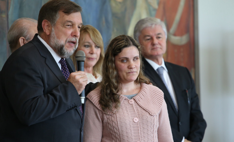 O governador Beto Richa concluiu nesta segunda-feira (17) a solução para o problema de 130 professores e pedagogos que se formaram pela Faculdade Vizinhança Vale do Iguaçu (Vizivali).<br />
<br />
Veja mais fotos em: <a href=" http://www.flickr.com/photos/flavioarns/sets/72157641118537393/" target="_blank"> http://www.flickr.com/photos/flavioarns/</a>