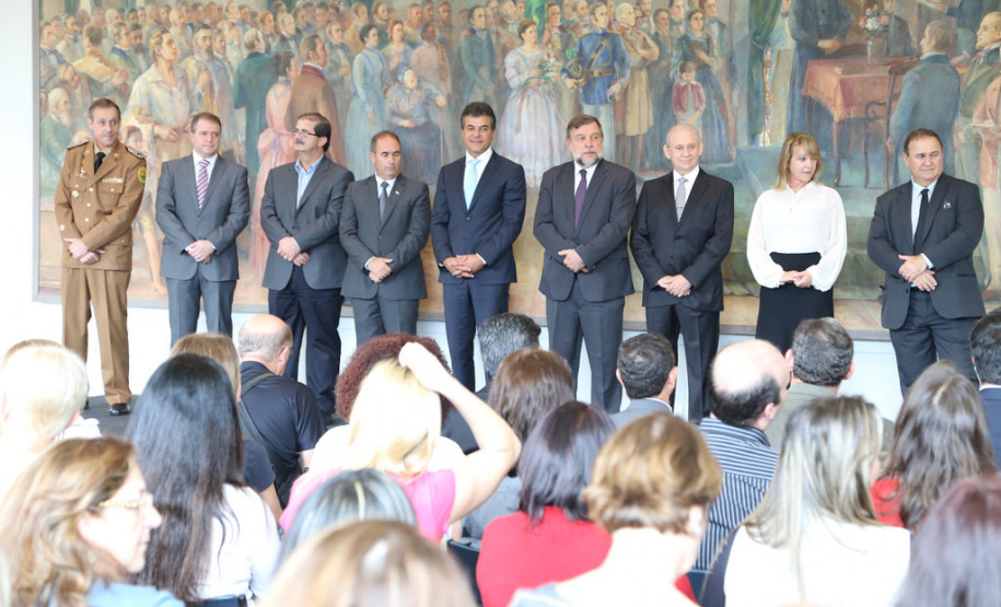 Beto Richa lançou a segunda fase do programa Brigada Escolar, que neste ano formará 14 mil brigadistas nas escolas da rede estadual do Paraná. <br />
<br />
Veja mais fotos em: <a href=" http://www.flickr.com/photos/flavioarns/sets/72157641118537393/" target="_blank"> http://www.flickr.com/photos/flavioarns/</a>