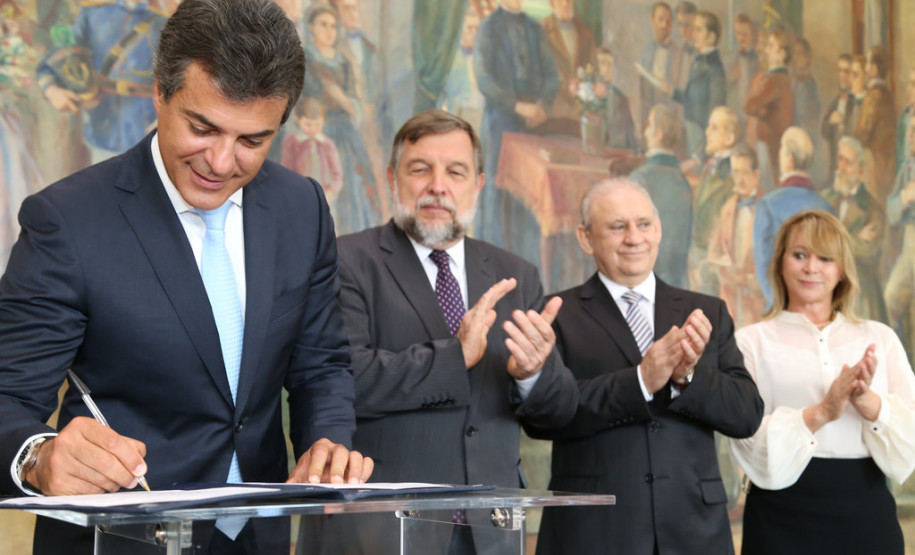 Beto Richa lançou a segunda fase do programa Brigada Escolar, que neste ano formará 14 mil brigadistas nas escolas da rede estadual do Paraná. <br />
<br />
Veja mais fotos em: <a href=" http://www.flickr.com/photos/flavioarns/sets/72157641118537393/" target="_blank"> http://www.flickr.com/photos/flavioarns/</a>