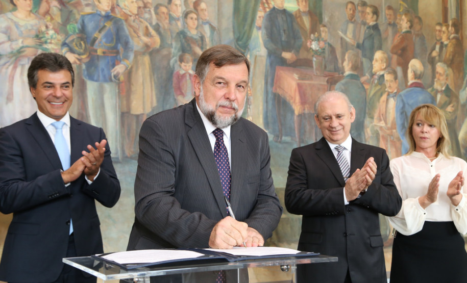 Beto Richa lançou a segunda fase do programa Brigada Escolar, que neste ano formará 14 mil brigadistas nas escolas da rede estadual do Paraná. <br />
<br />
Veja mais fotos em: <a href=" http://www.flickr.com/photos/flavioarns/sets/72157641118537393/" target="_blank"> http://www.flickr.com/photos/flavioarns/</a>