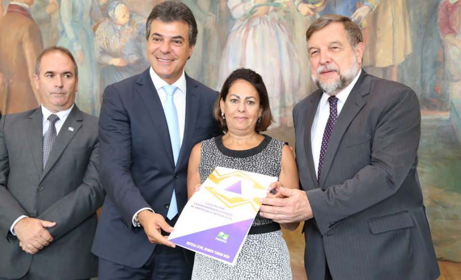 Beto Richa lançou a segunda fase do programa Brigada Escolar, que neste ano formará 14 mil brigadistas nas escolas da rede estadual do Paraná. <br />
<br />
Veja mais fotos em: <a href=" http://www.flickr.com/photos/flavioarns/sets/72157641118537393/" target="_blank"> http://www.flickr.com/photos/flavioarns/</a>