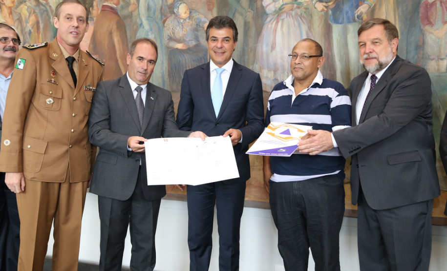 Beto Richa lançou a segunda fase do programa Brigada Escolar, que neste ano formará 14 mil brigadistas nas escolas da rede estadual do Paraná. <br />
<br />
Veja mais fotos em: <a href=" http://www.flickr.com/photos/flavioarns/sets/72157641118537393/" target="_blank"> http://www.flickr.com/photos/flavioarns/</a>