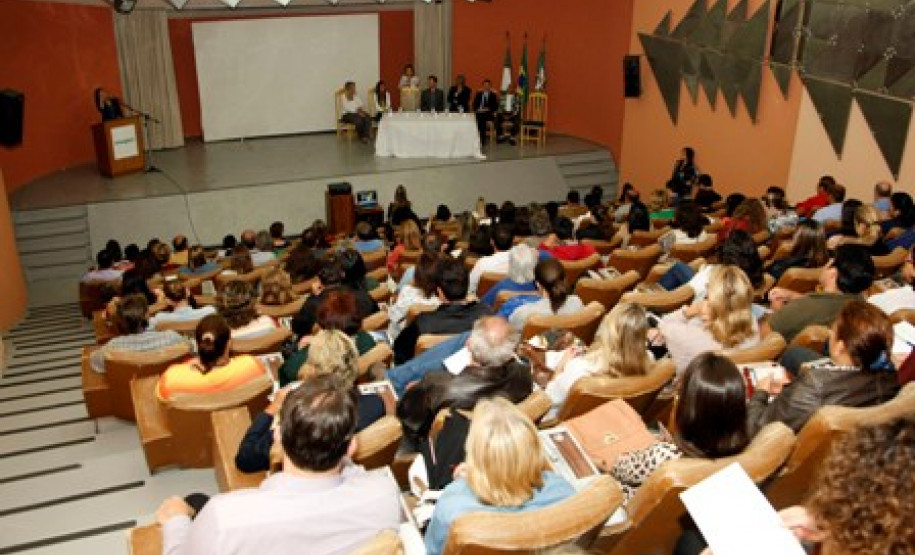 Secretários municipais de Educação e da Agricultura, gestores municipais e da Secretaria Estadual da Educação participaram nesta quarta-feira (19) de encontro para debater o andamento dos programas do Fundo Nacional de Desenvolvimento da Educação. Participaram representantes das cidades dos núcleos regionais de educação da Região Metropolitana de Curitiba.