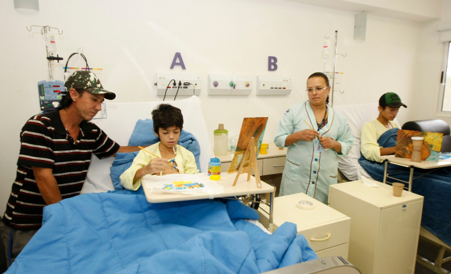 Atendimento a alunos hospitalizados é ampliado Hospital Infantil Waldemar Monastier, na foto aulas do Sareh, o pai Carlos Pedroso dos Santos e o filho Patrik Jorge dos Santos. 18-02-14.