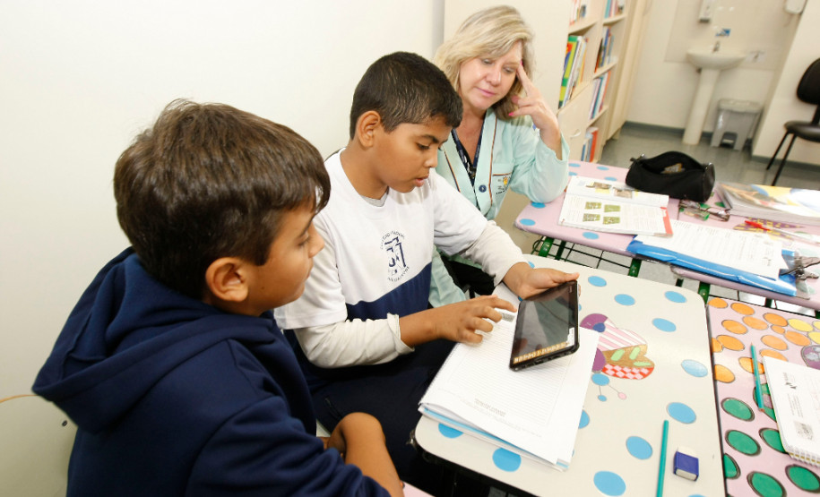 Atendimento a alunos hospitalizados é ampliado Hospital Infantil Waldemar Monastier, na foto aulas do Sareh, os alunos Gustavo Coelho do Santos e Gabriel Montis. 18-02-14.
